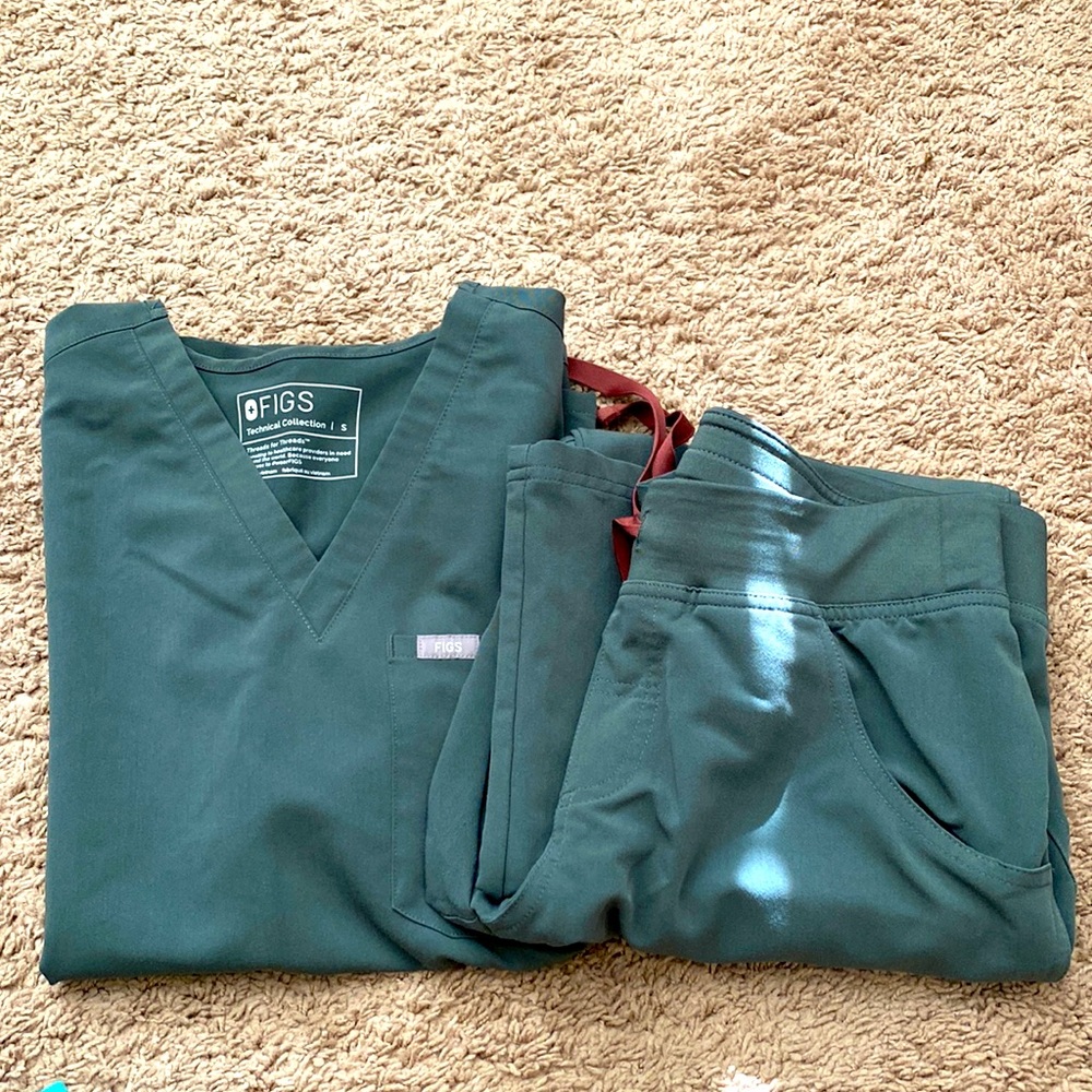 FIGS scrub set